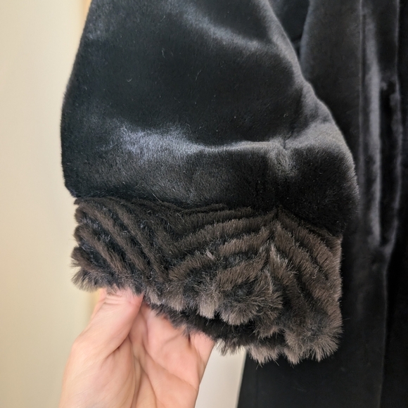Luxurious Black Coat with Faux Fur Trim - Picture 4 of 9